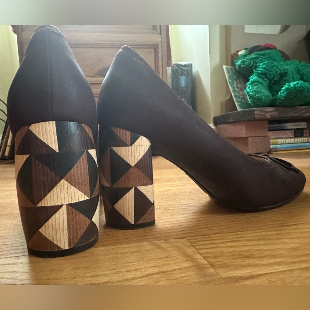 Clarks purple pumps with block heel with inlaid wood design, size 9